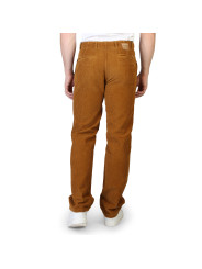 Braune Cordhose mit weißen Sneakern