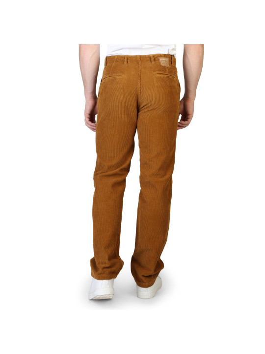 Braune Cordhose mit weißen Sneakern