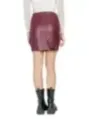 Burgunderfarbene Leder-Minirock-Outfit