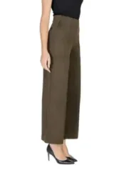 Braune Tweedhose mit hohen Absätzen