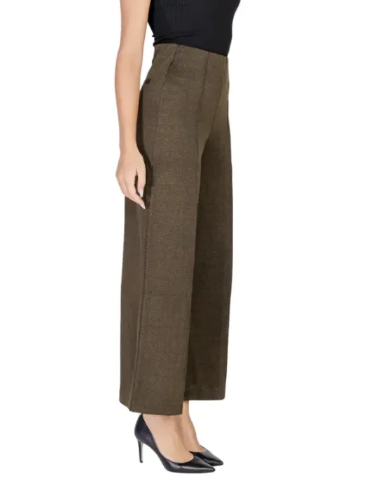 Braune Tweedhose mit hohen Absätzen