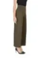 Braune Tweedhose mit hohen Absätzen