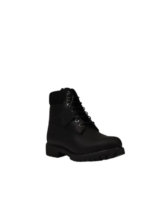Schwarzer Timberland-Stiefel auf Weißem Hintergrund