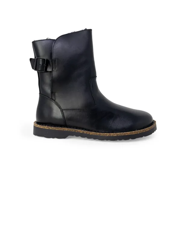 Schwarzer Lederstiefel mit Schnalle Schwarzer Lederstiefel mit Schnalle