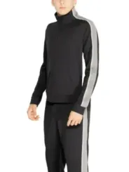 Schwarzes Sportoutfit mit Silberstreifen