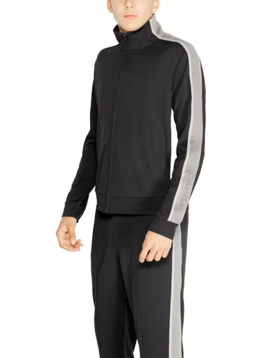 Schwarzes Sportoutfit mit Silberstreifen