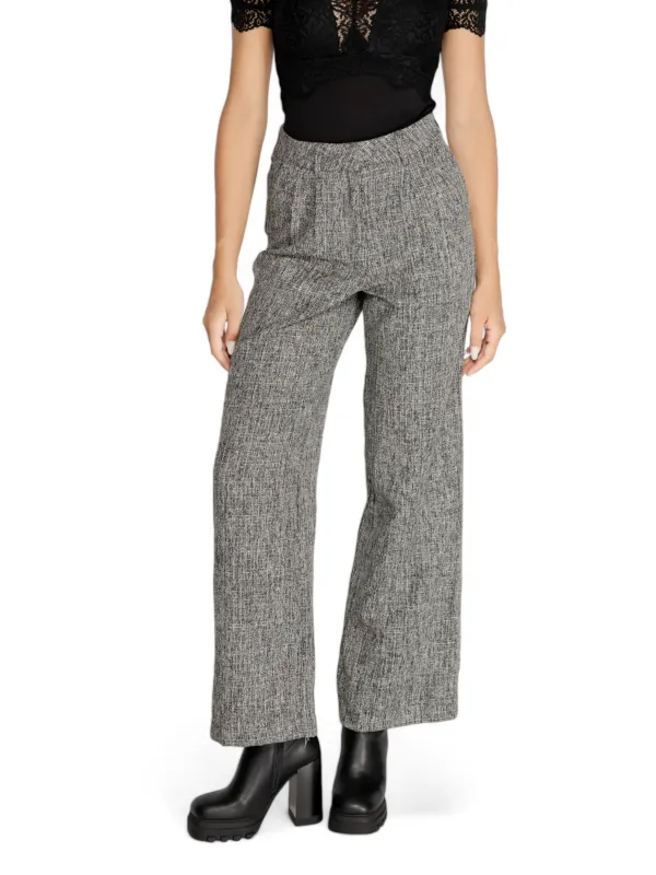 Gestreifte Hose mit schwarzem Top Gestreifte Hose mit schwarzem Top
