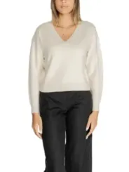 Beiger V-Ausschnitt Pullover mit Jeans