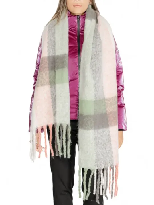 Gemusterter Schal mit pinker Jacke