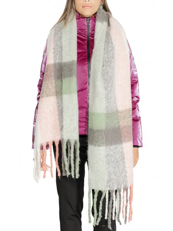 Gemusterter Schal mit pinker Jacke Gemusterter Schal mit pinker Jacke