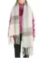 Gemusterter Schal mit pinker Jacke