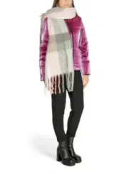 Rosa Jacke mit kariertem Schal