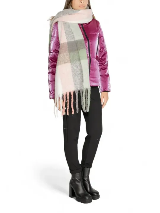 Rosa Jacke mit kariertem Schal