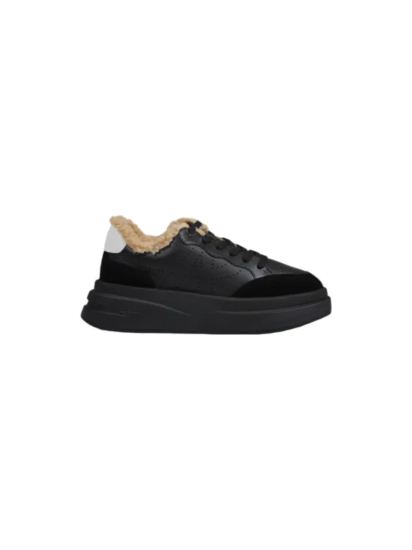 Schwarze Leder-Sneaker mit Fell. Schwarze Leder-Sneaker mit Fell.