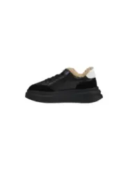 Schwarzer Sneaker mit Fellfutter