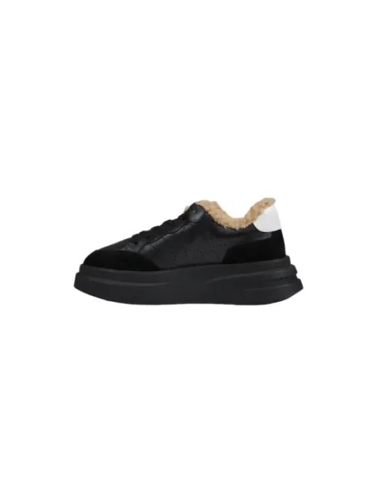 Schwarzer Sneaker mit Fellfutter