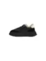 Schwarzer Sneaker mit Fellfutter