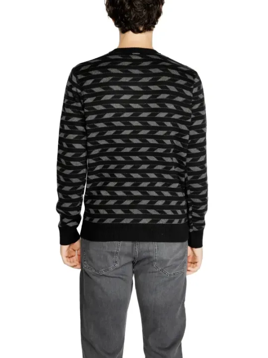 Schwarzer V-Ausschnitt Pullover hinten