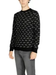 Gestrickter schwarzer und grauer Pullover