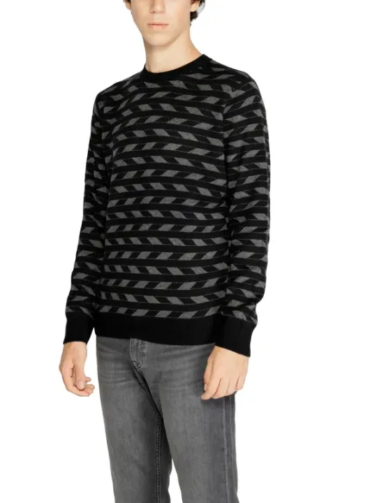 Gestrickter schwarzer und grauer Pullover