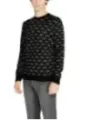 Gestrickter schwarzer und grauer Pullover