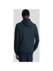 Mann trägt grünen Lyle & Scott Hoodie