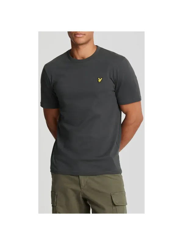 Mann trägt graues Lyle & Scott T-Shirt Mann trägt graues Lyle & Scott T-Shirt
