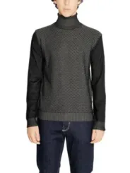 Grauer Rollkragenpullover mit Jeans