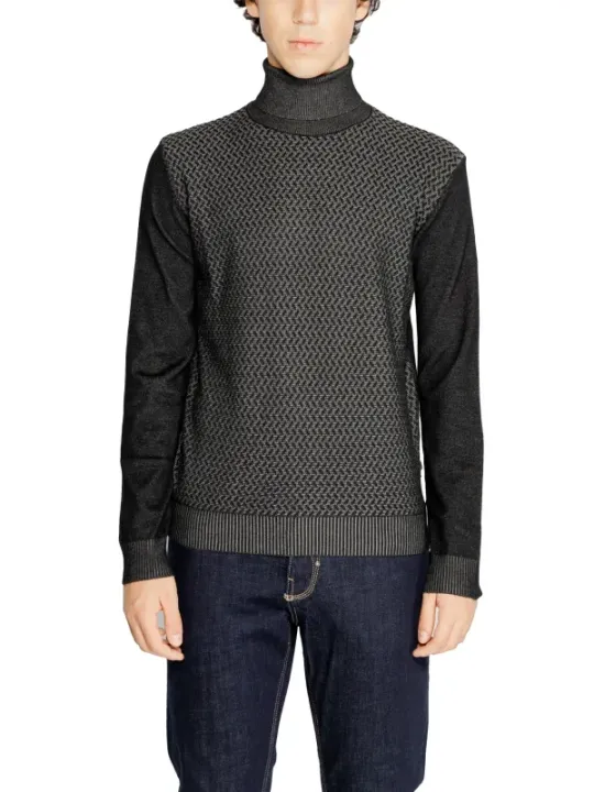 Grauer Rollkragenpullover mit Jeans