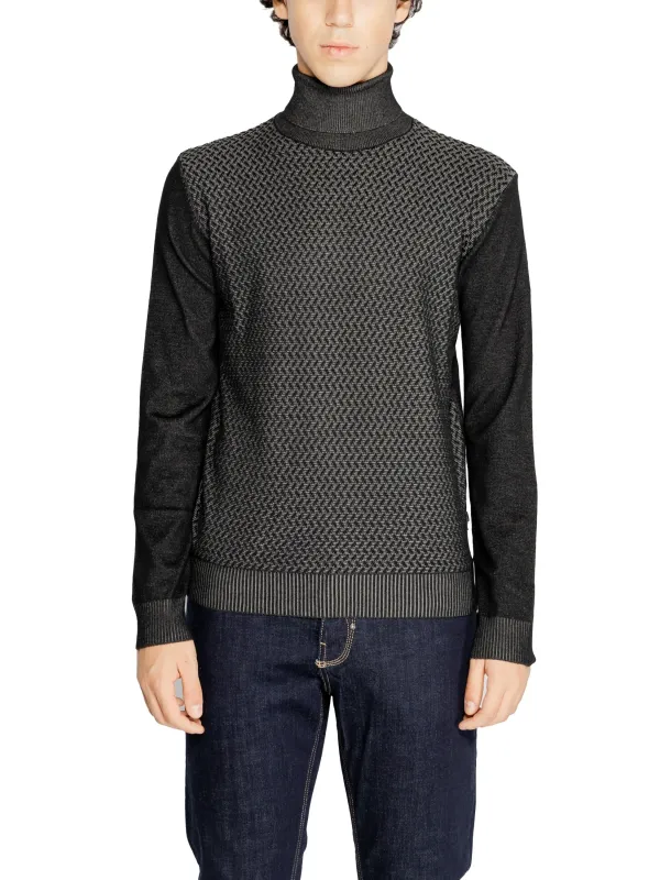 Grauer Rollkragenpullover mit Jeans
