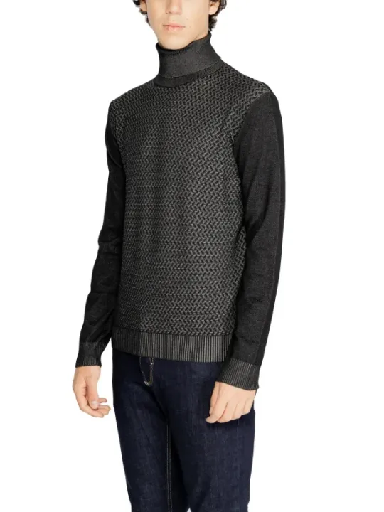 Grauer Strickpullover mit Zickzackmuster