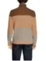 Mann trägt farbblockierten Hamaki-Pullover
