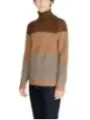 Brauner, grauer, beiger Halbwollpullover