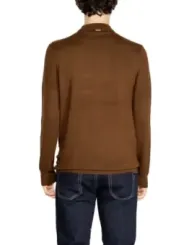 Brauner Pullover mit blauen Jeans