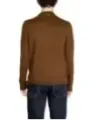 Brauner Pullover mit blauen Jeans