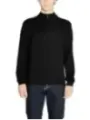 Junge in schwarzer Kapuzenjacke