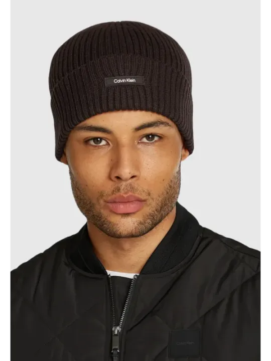 Dunkelbraune Calvin Klein Strickmütze mit Etikett
