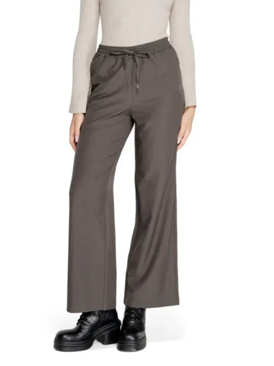 Weiße Bluse, braune Hosen, Stiefel