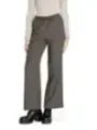 Weiße Bluse, braune Hosen, Stiefel