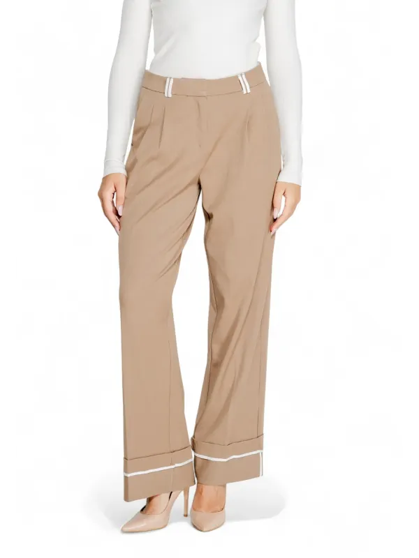 Beige Hosen mit Streifen und Bündchen Beige Hosen mit Streifen und Bündchen