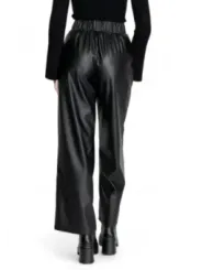 Schwarze Lederhose, weiblicher Rückenansicht
