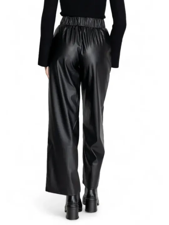Schwarze Lederhose, weiblicher Rückenansicht