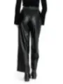 Schwarze Lederhose, weiblicher Rückenansicht