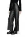 Schwarze Lederhose mit hohem Bund