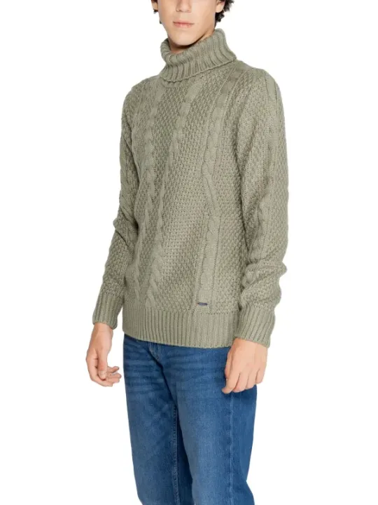 Grüner Strickpullover mit Rollkragen