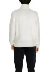 Weißer Rollkragenpullover mit schwarzer Hose