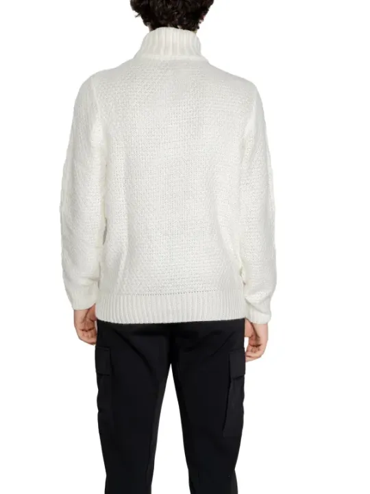 Weißer Rollkragenpullover mit schwarzer Hose