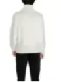 Weißer Rollkragenpullover mit schwarzer Hose