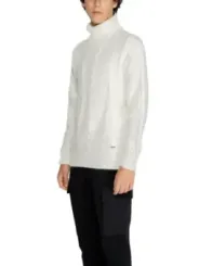 Weißer Strickpullover und Cargohose