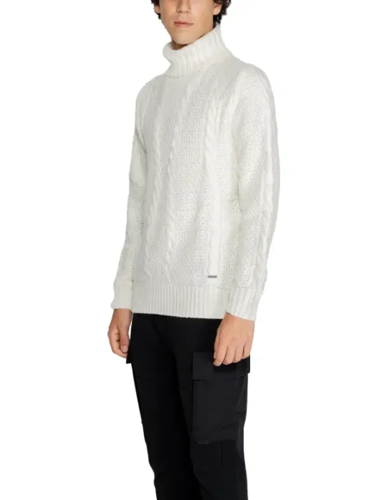 Weißer Strickpullover und Cargohose
